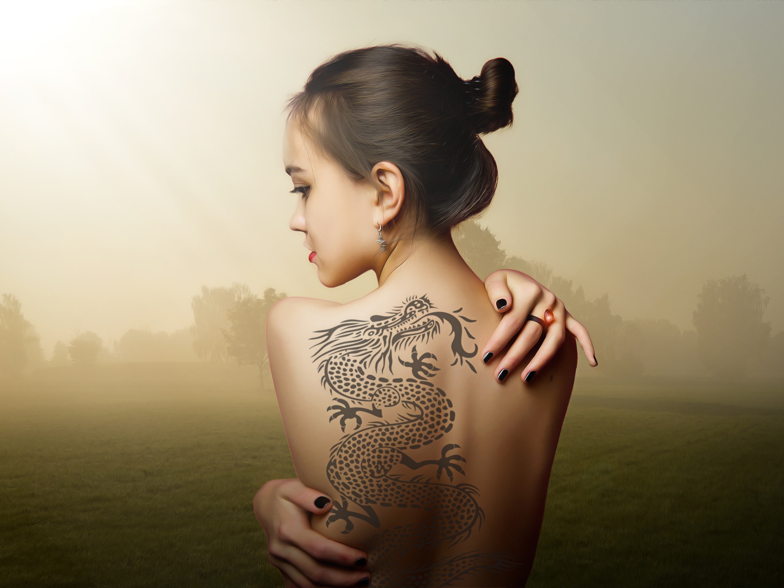 Красивая девушка с татуировкой дракона на спине