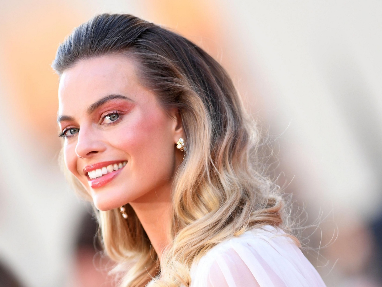 Красивая улыбающаяся актриса Марго Робби