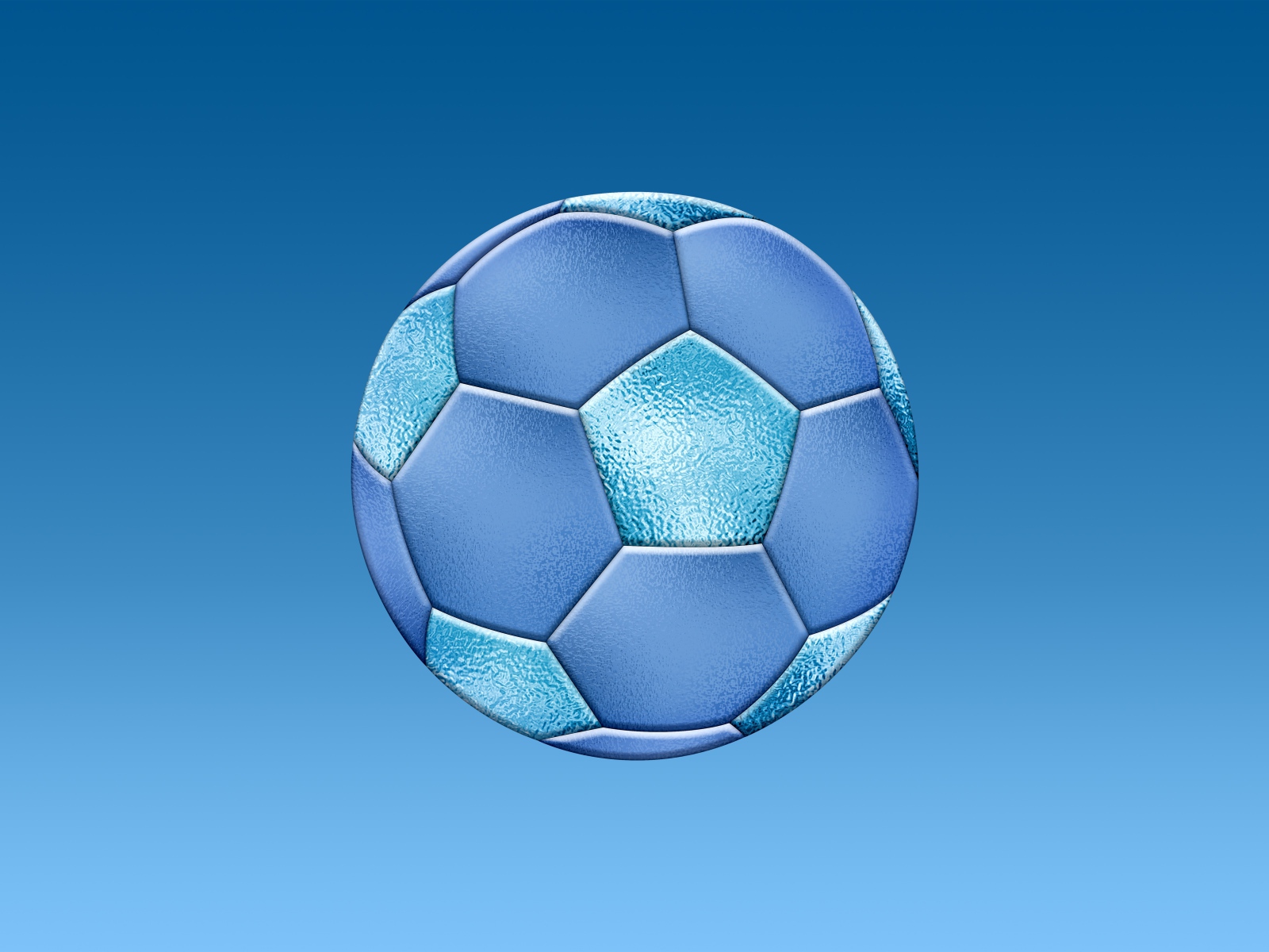 Красивый футбольный мяч на голубом фоне 