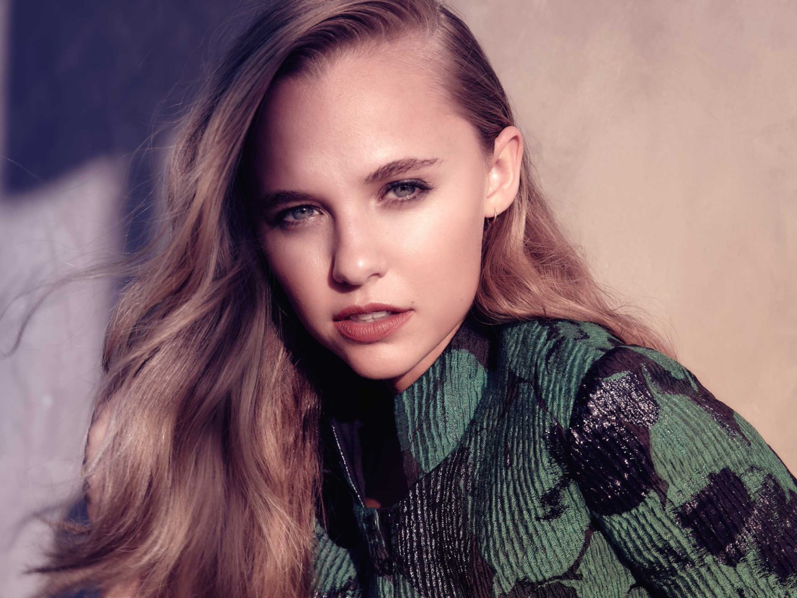 Красивая молодая девушка Мэдисон Айсмен с длинными волосами