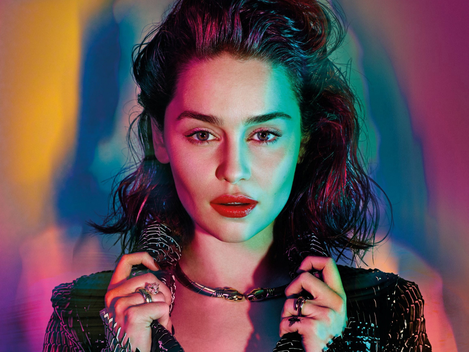 Яркая актриса Эмилия Кларк в черной куртке 