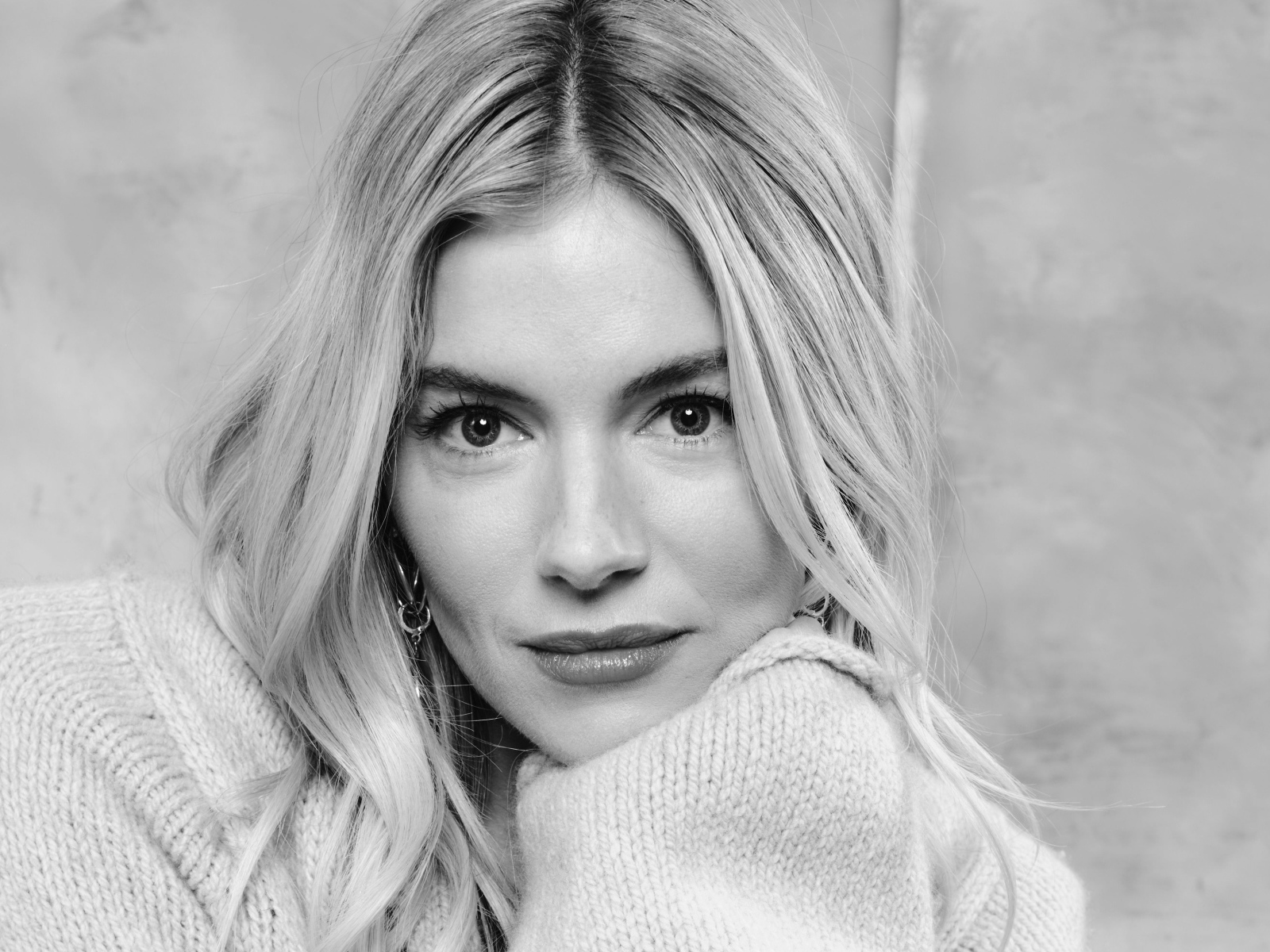 Британо - американская актриса Сиенна Миллер черно-белое фото 