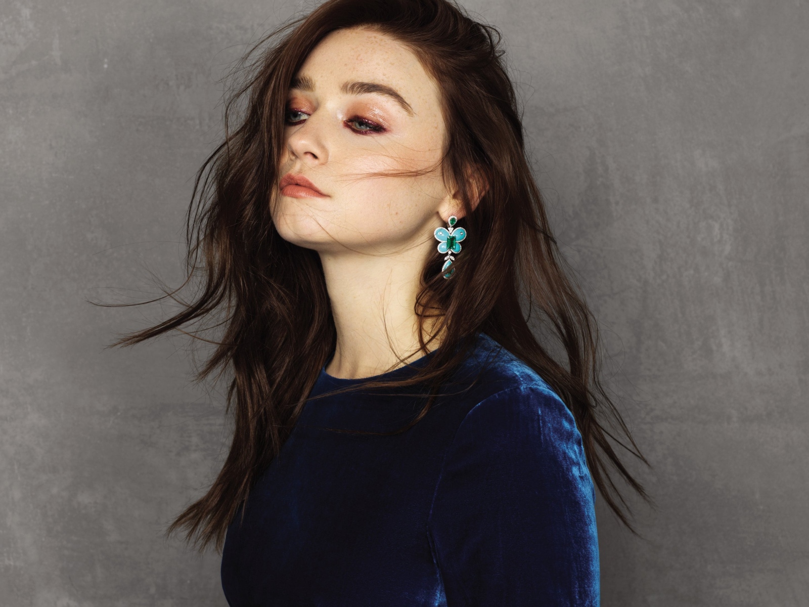 Британская актриса Джессика Барден на фоне серой стены