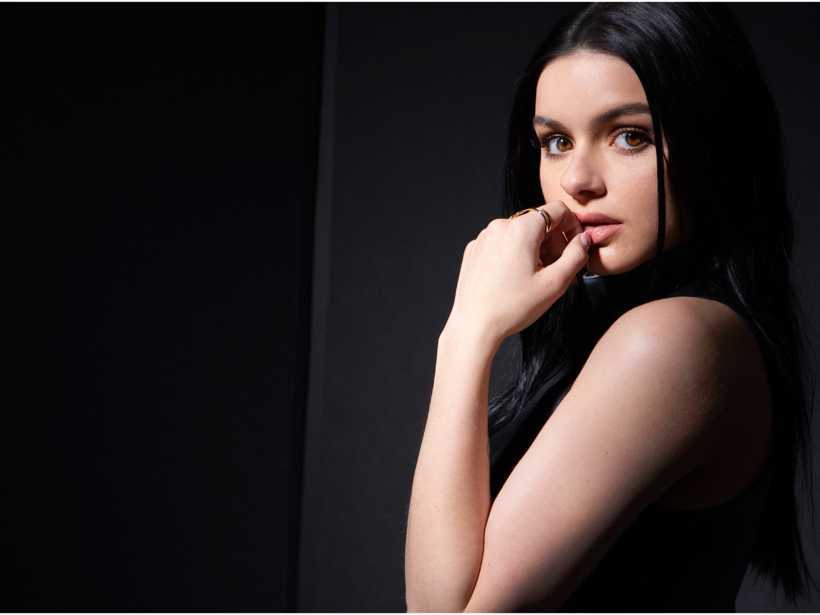 Кареглазая брюнетка, актриса Ариэль Уинтер