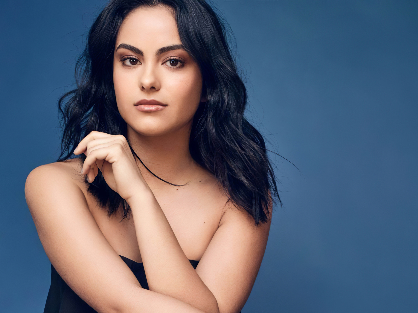 Брюнетка Камила Мендес на голубом фоне