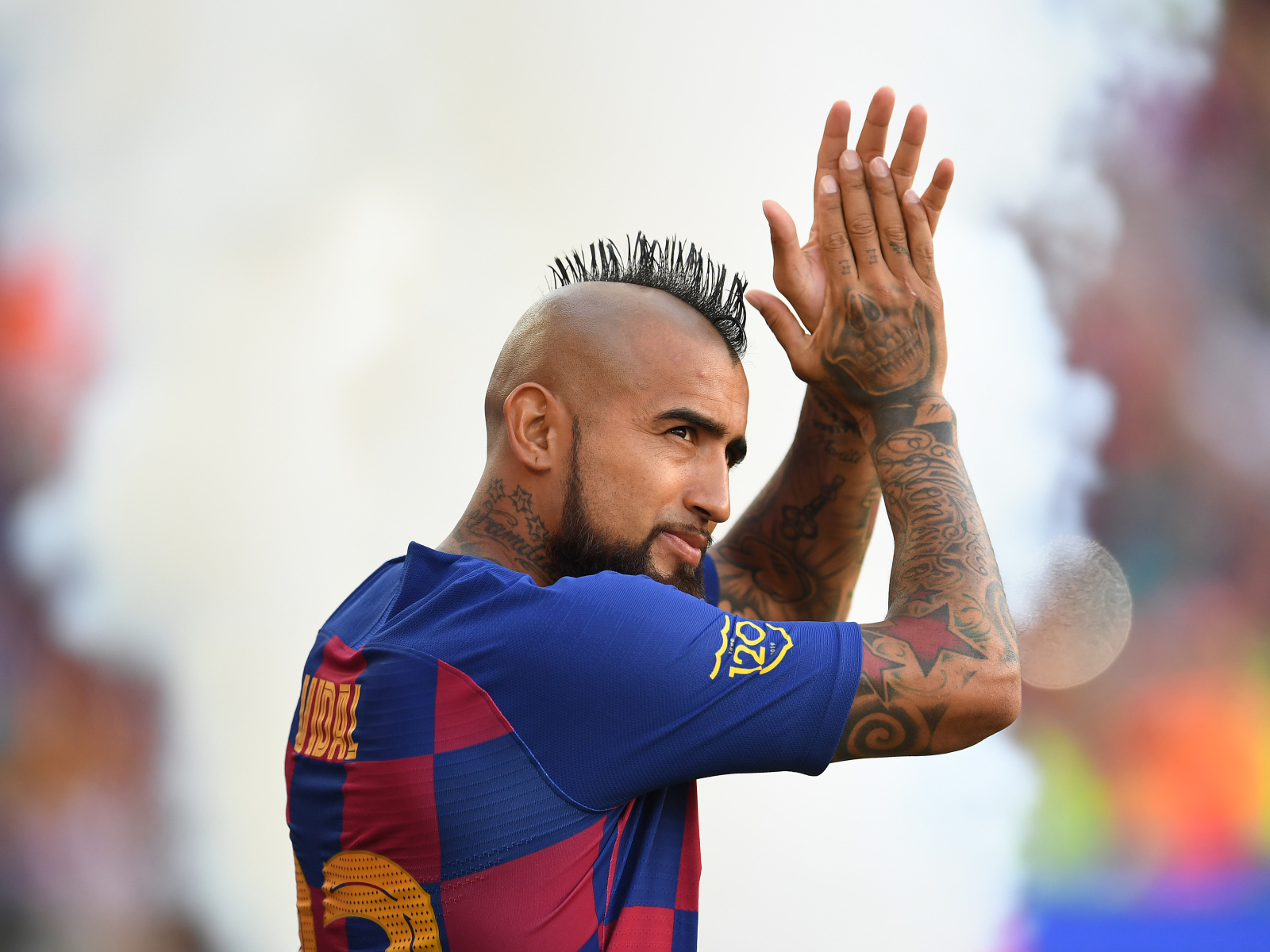 Чилийский футболист Артуро Видаль с татуировками на теле