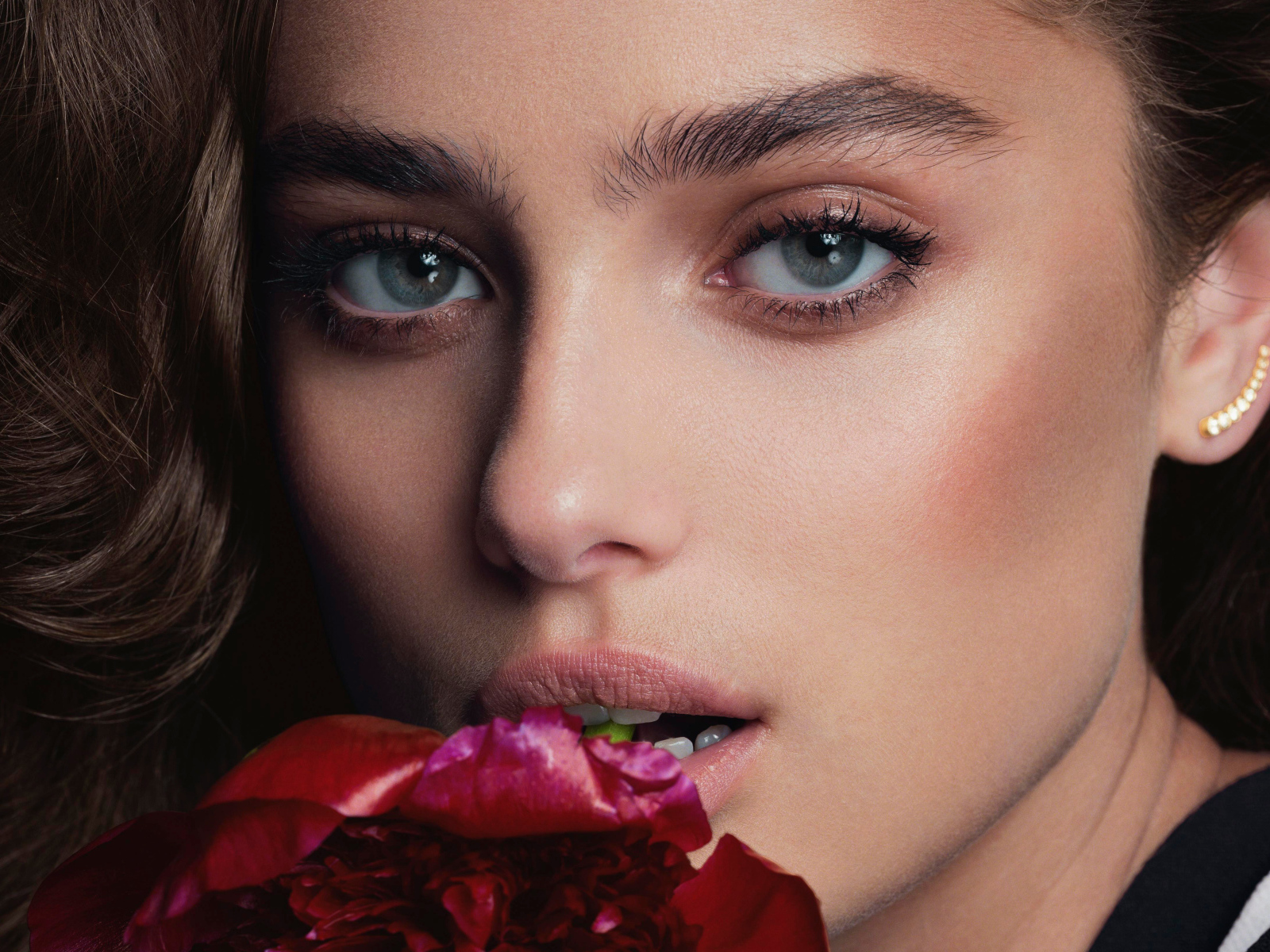 Лицо актрисы Тейлор Хилл крупным планом 