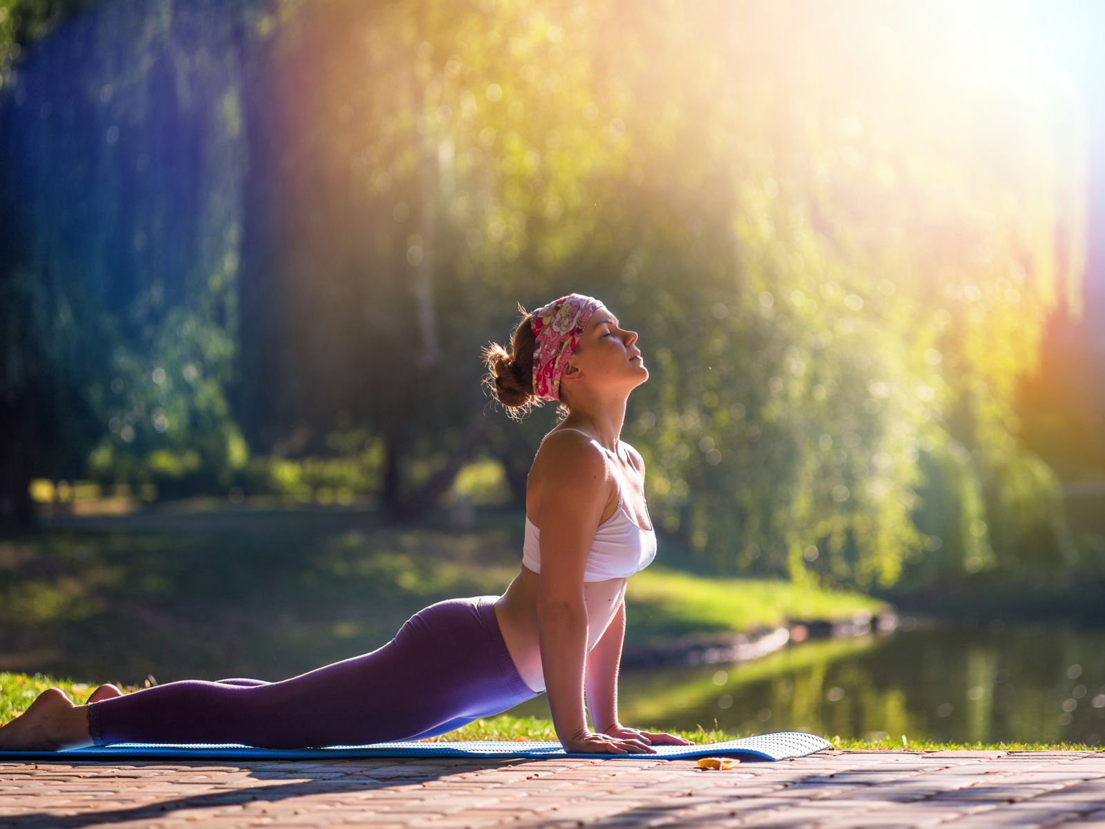 Девушка занимается йогой на природе 