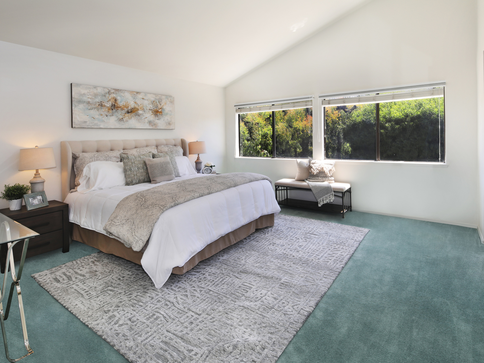 Серый интерьер спальной комнаты с большой  кроватью 