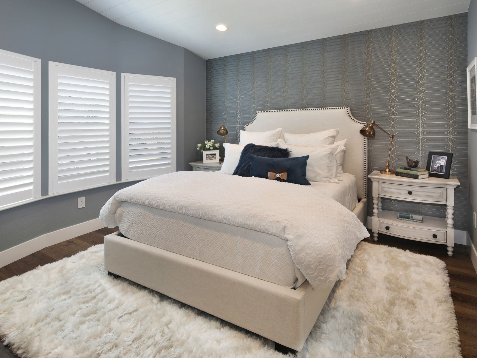 Высокая кровать в спальной комнате в серых тонах