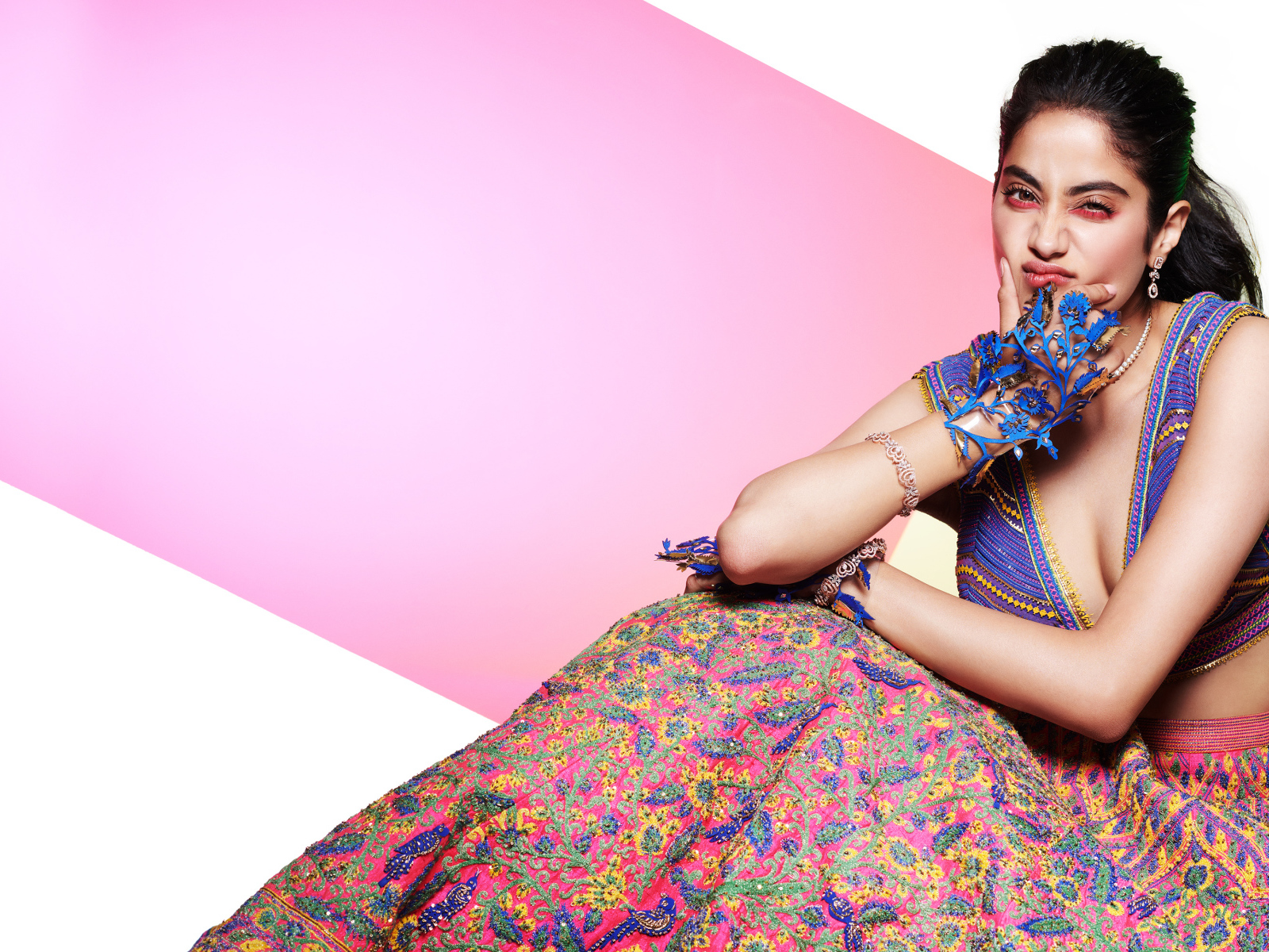 Индийская актриса Джанви Капур в ярком наряде