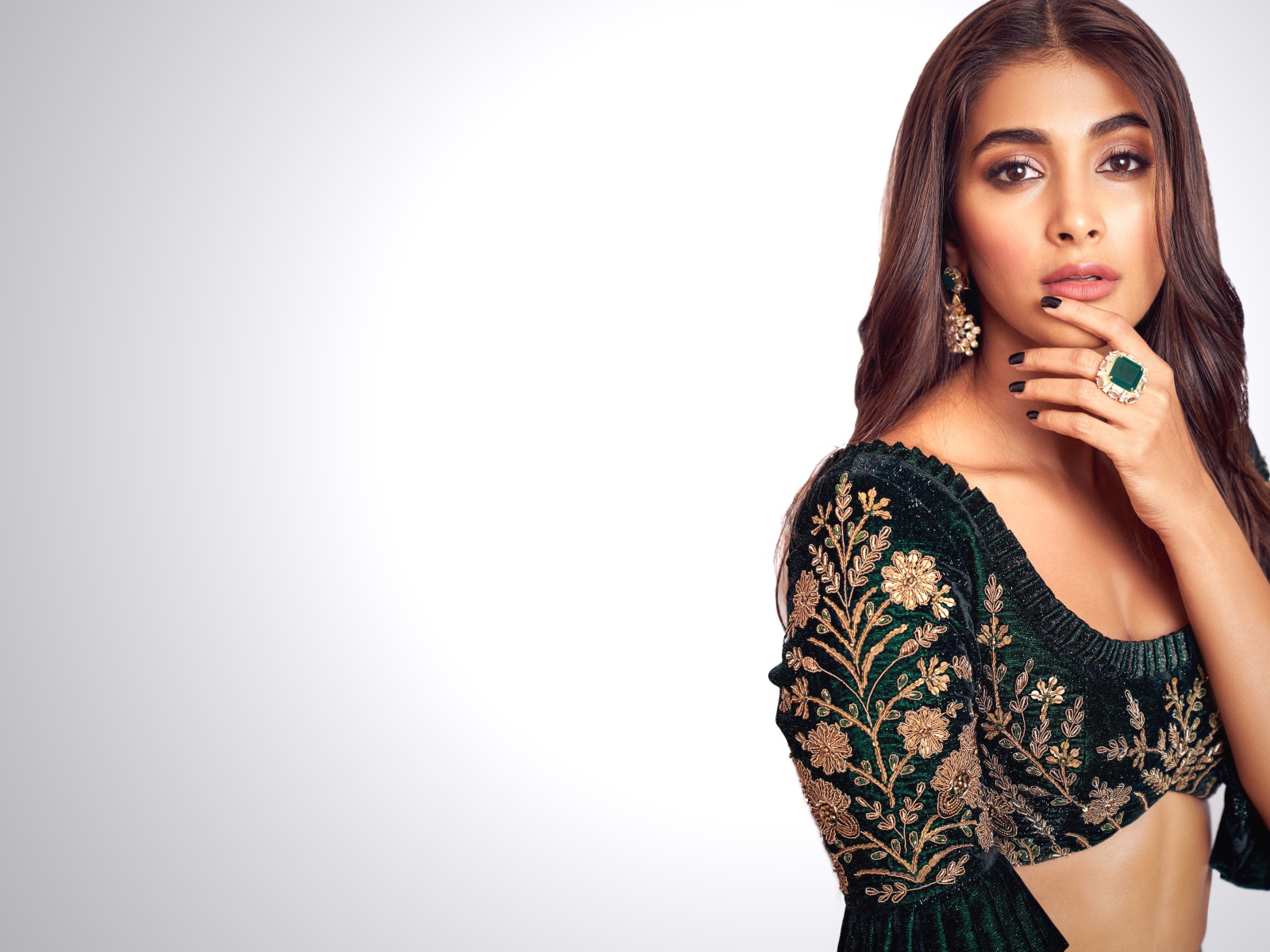 Индийская актриса Пуджа Хегде в красивом сари