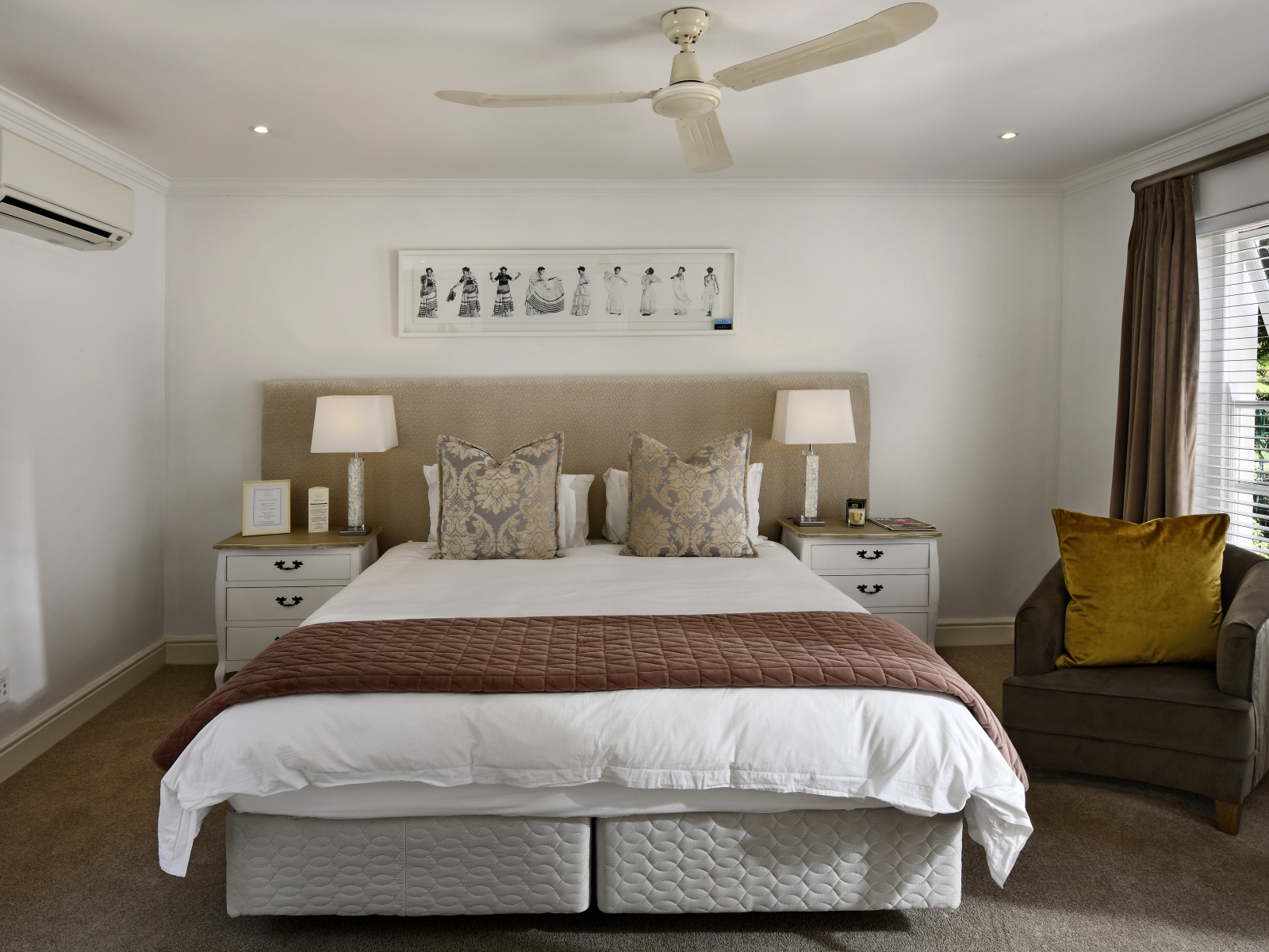 Большая кровать в спальне с вентилятором