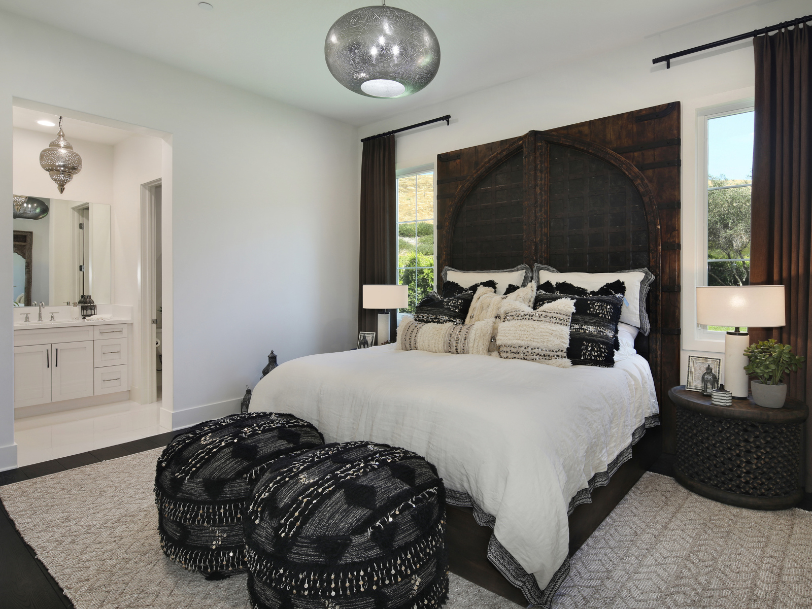 Большая спальная комната с кроватью и ванной комнатой 