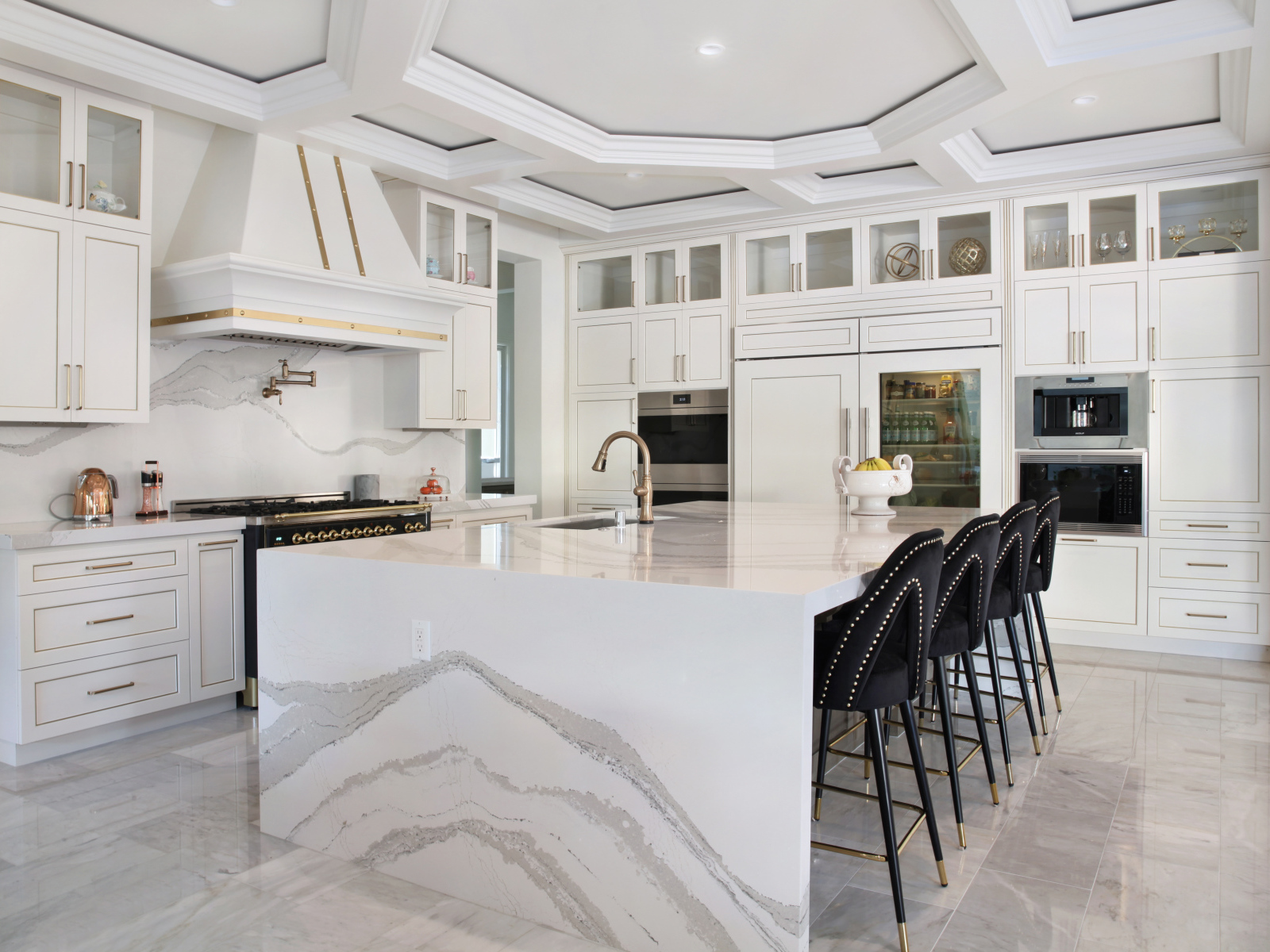 Большая спальня с черными кожаными стульями 