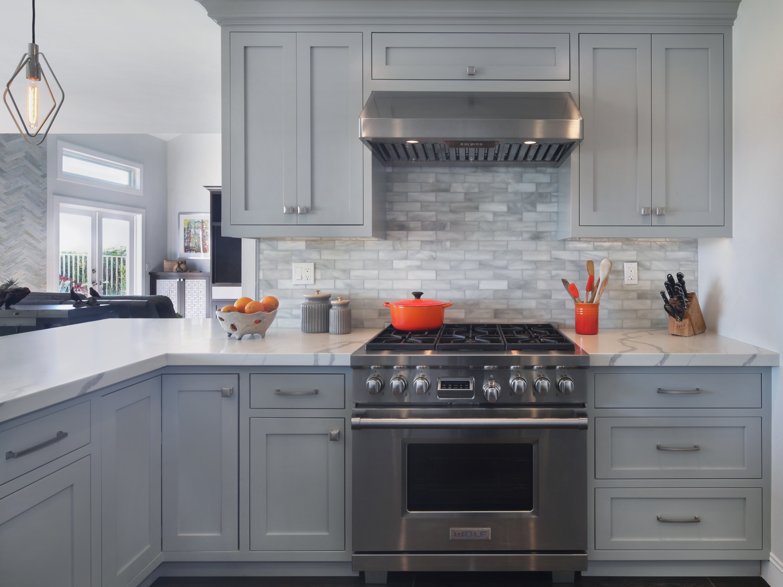 Большая газовая плита в серой кухне 