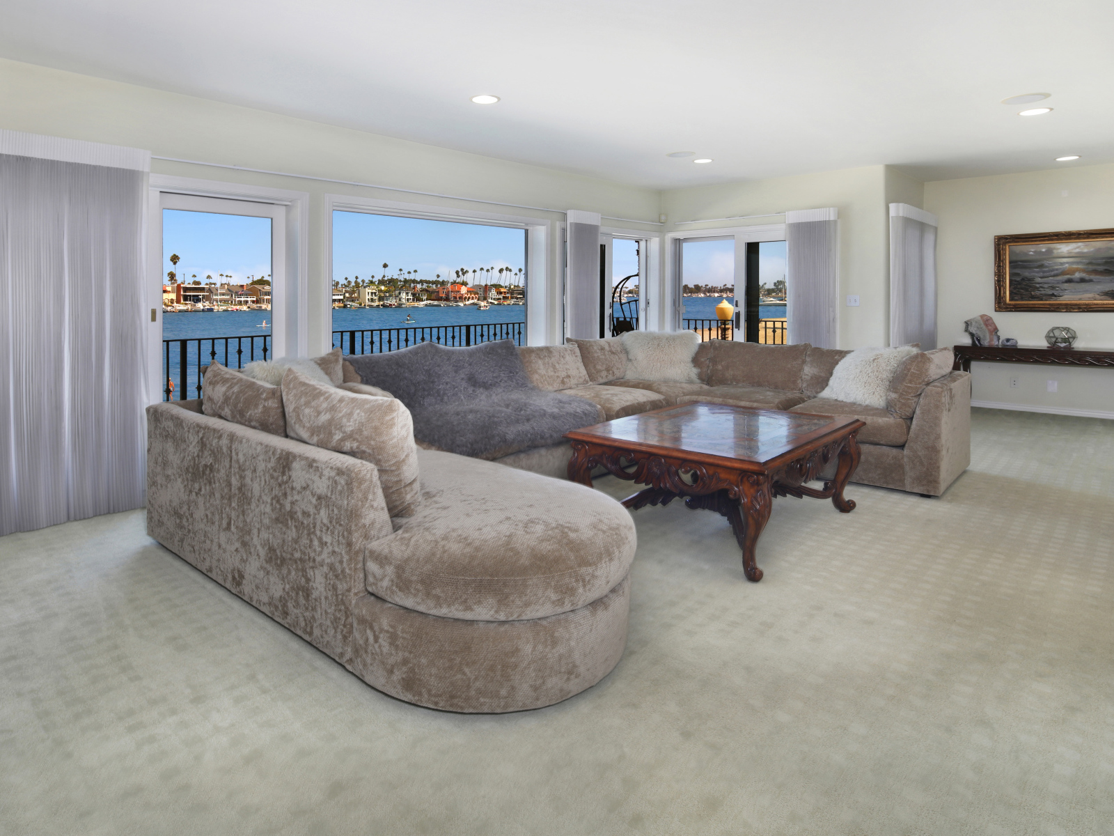 Большой диван и стол в просторной гостиной 