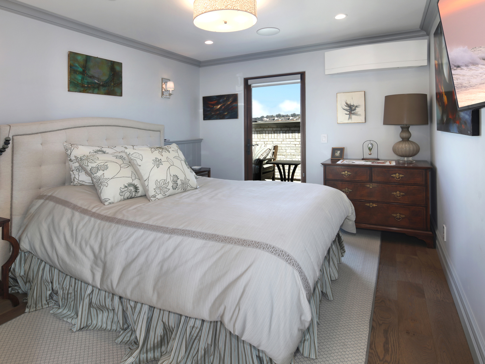 Большая мягкая кровать в спальной комнате