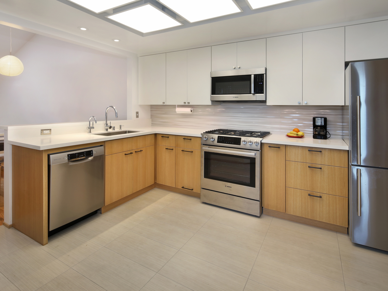 Большая просторная кухня с холодильником