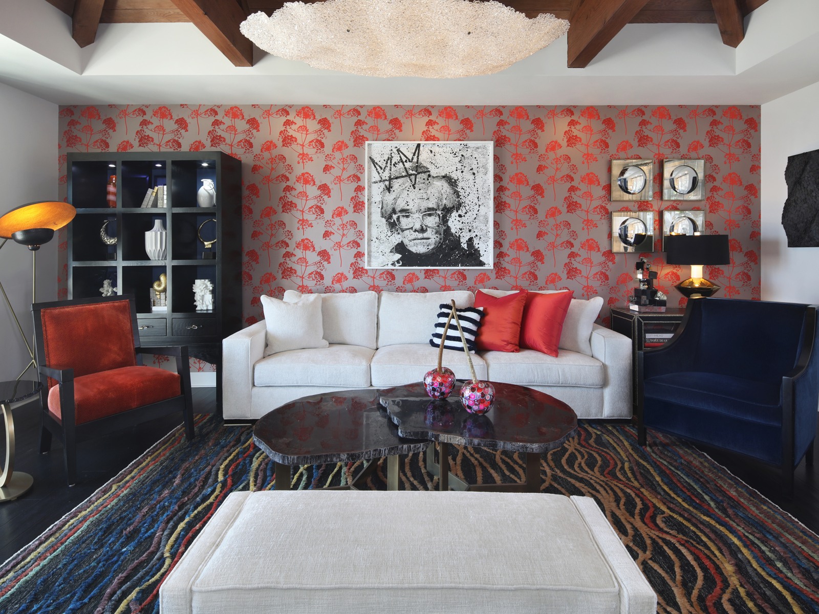 Большой белый диван в комнате с картиной на стене