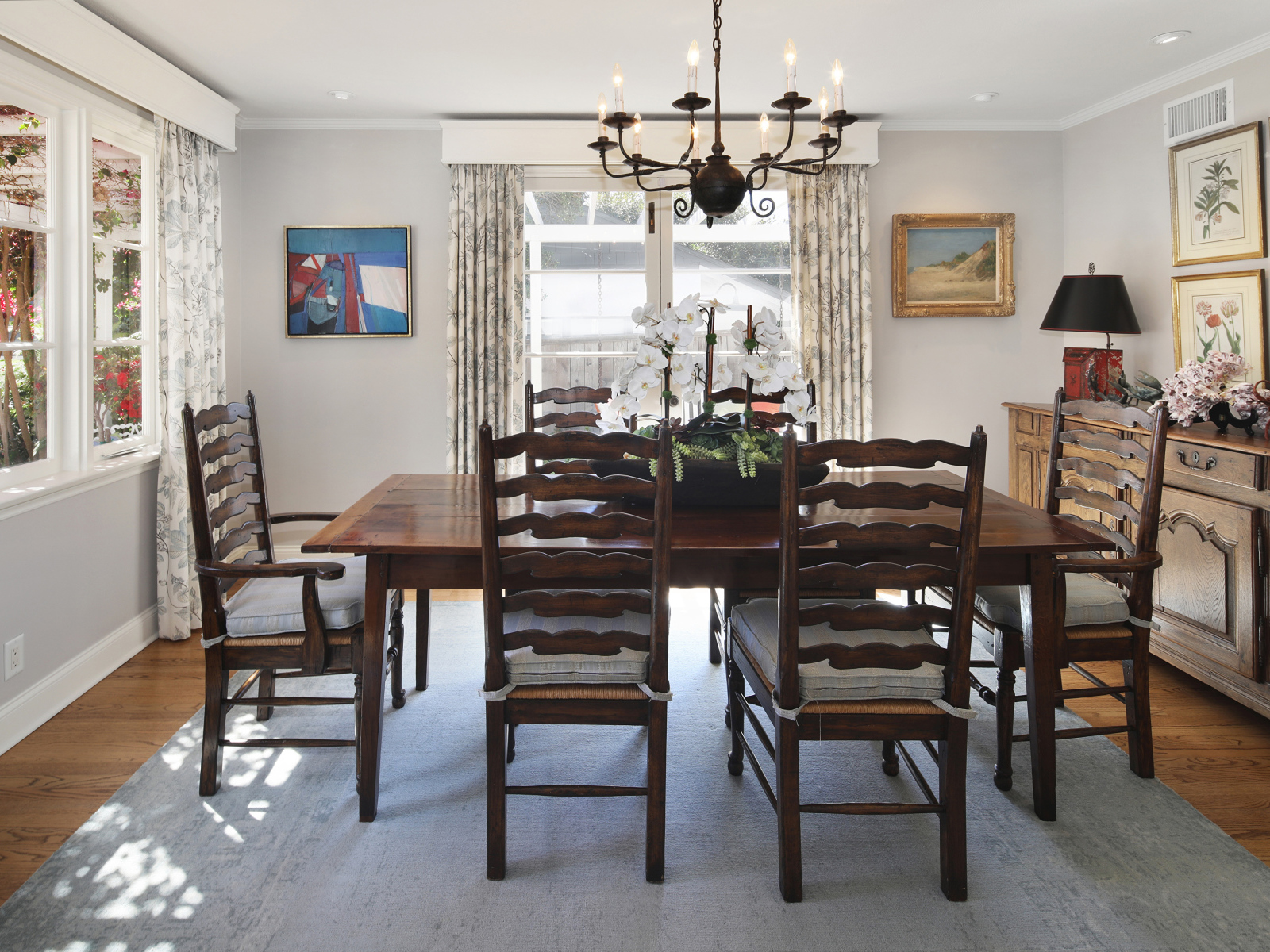 Большой деревянный стол в комнате с большими окнами