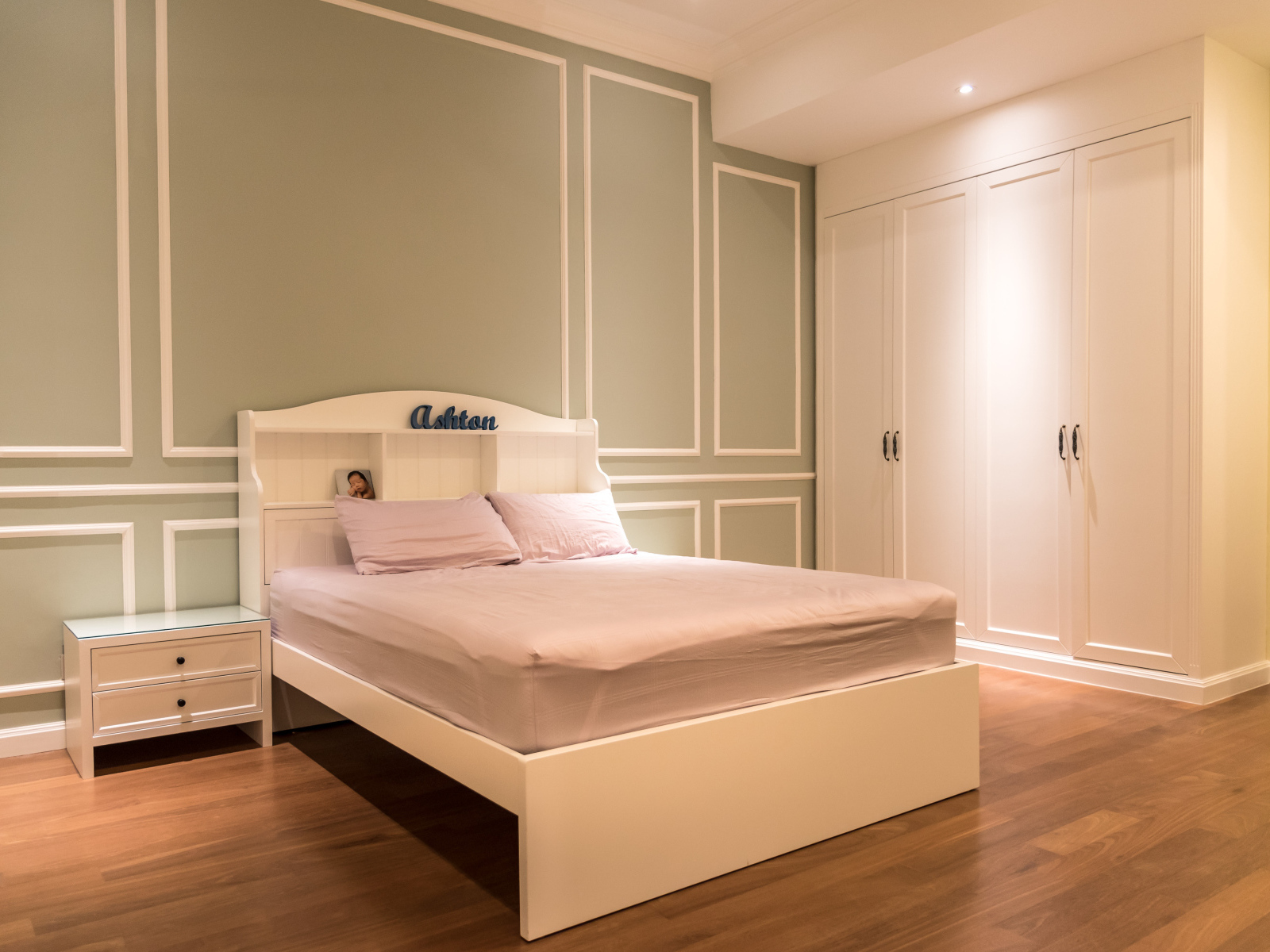 Спальная комната с белой кроватью в стиле минимализм