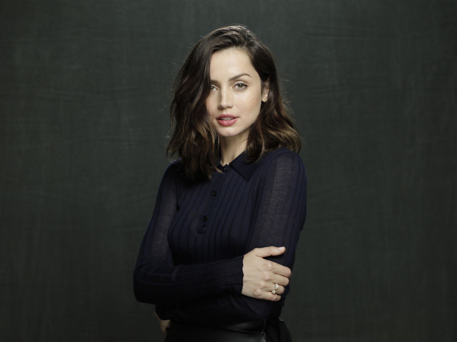 Скромная девушка, актриса Ана де Армас 