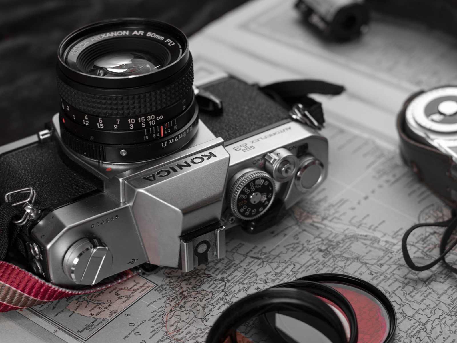 Старый фотоаппарат konica лежит на карте