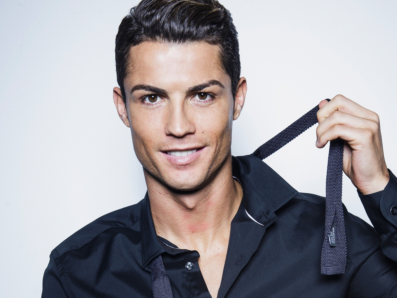 Популярный футболист Криштиану Роналду  с очаровательной улыбкой