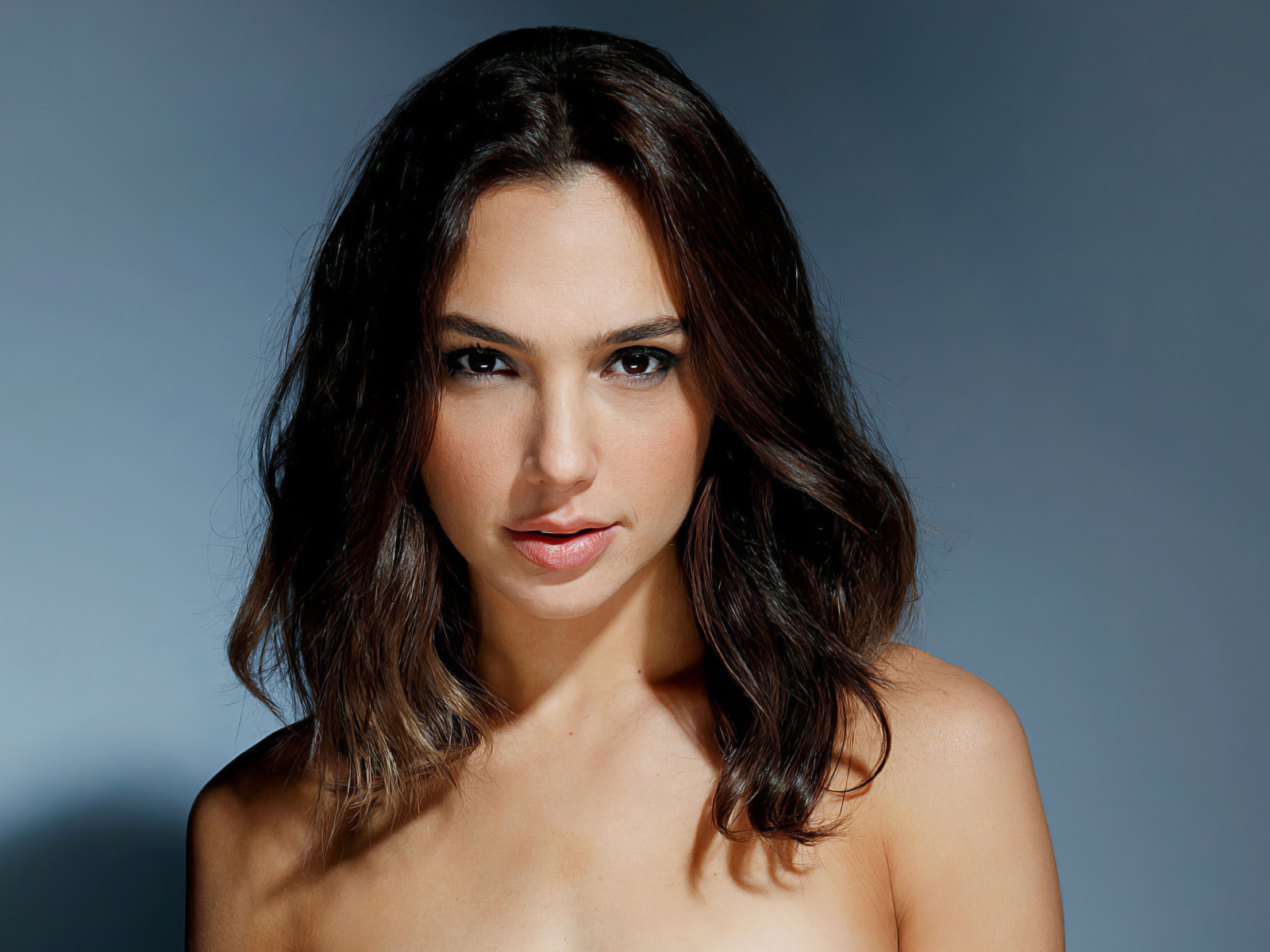 Милая женщина, актриса Галь Гадот на сером фоне 