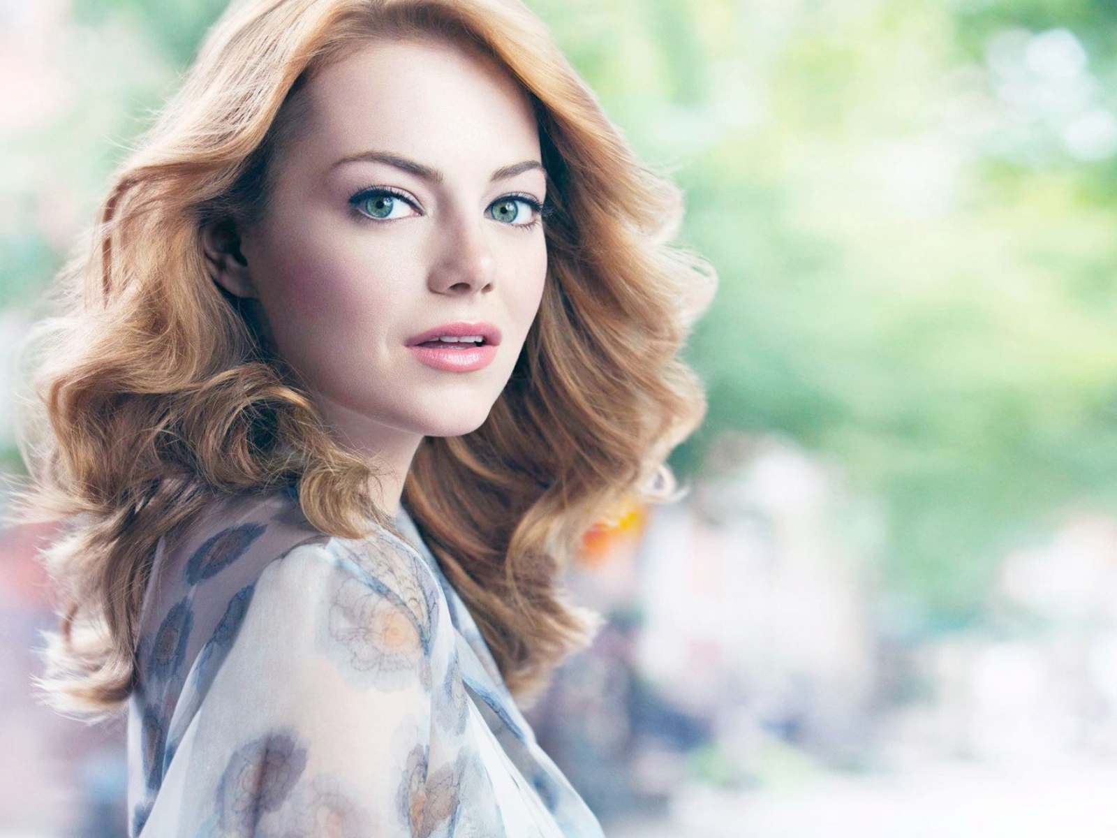 Рыжеволосая зеленоглазая девушка, актриса Эмма Стоун