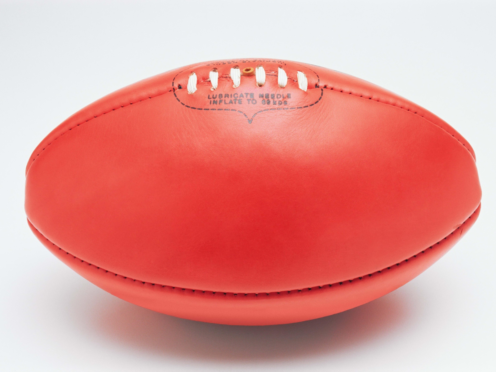 Красный мяч для американского футбола на белом фоне 