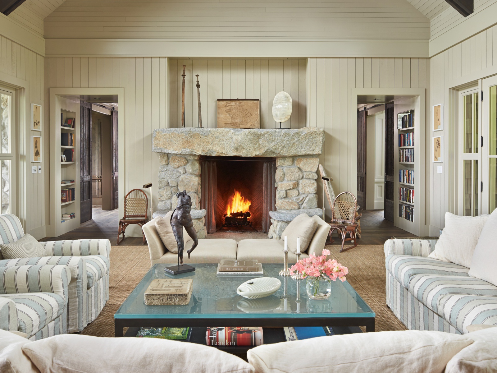 Богатый интерьер гостиной комнаты с камином