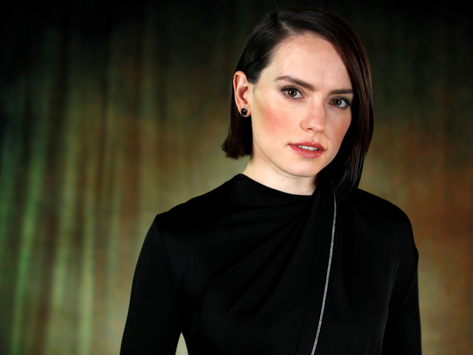 Актриса Дэйзи Ридли  с короткой стрижкой в черном платье