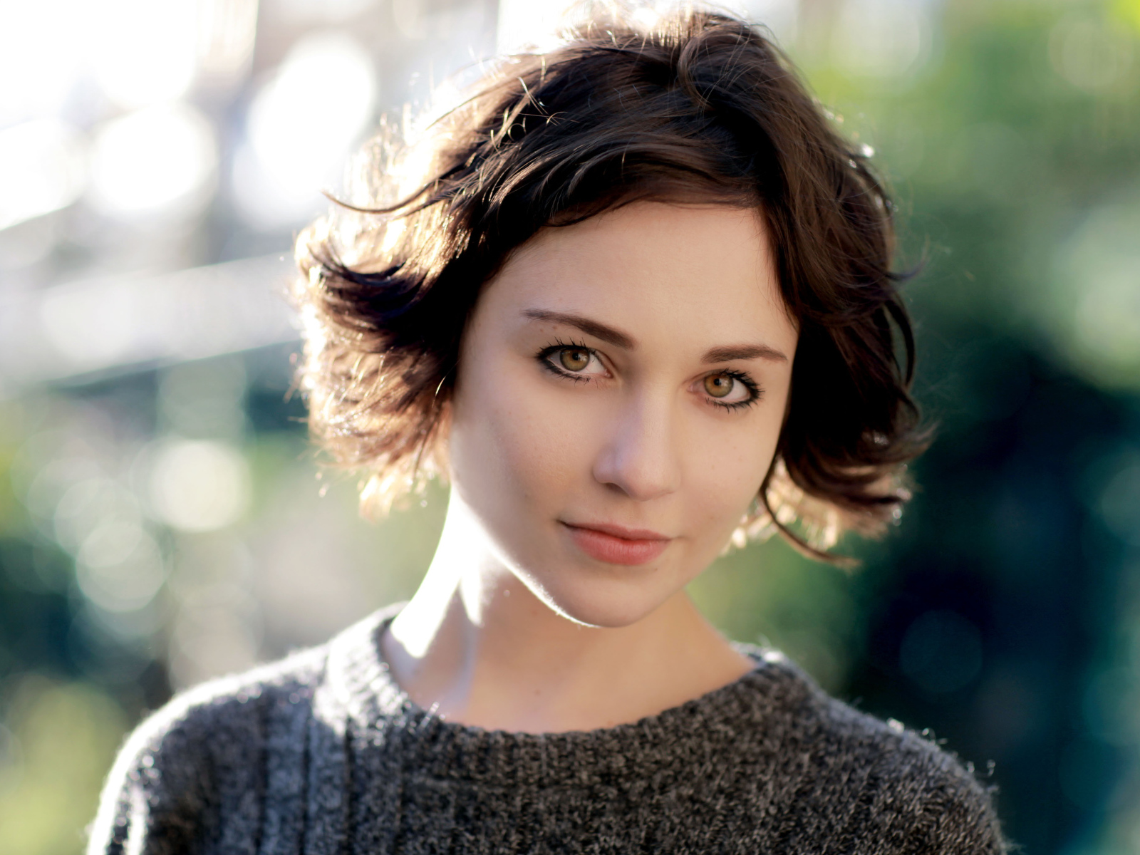 Актриса Таппенс Мидлтон с короткой стрижкой в свитере