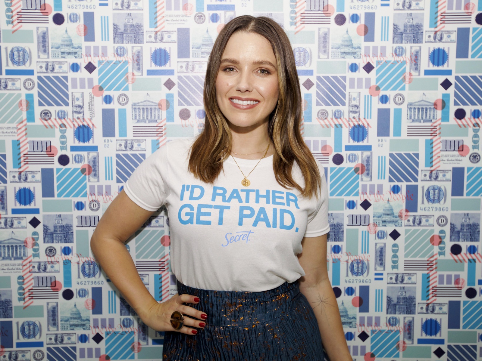 Улыбающаяся актриса София Буш у стены