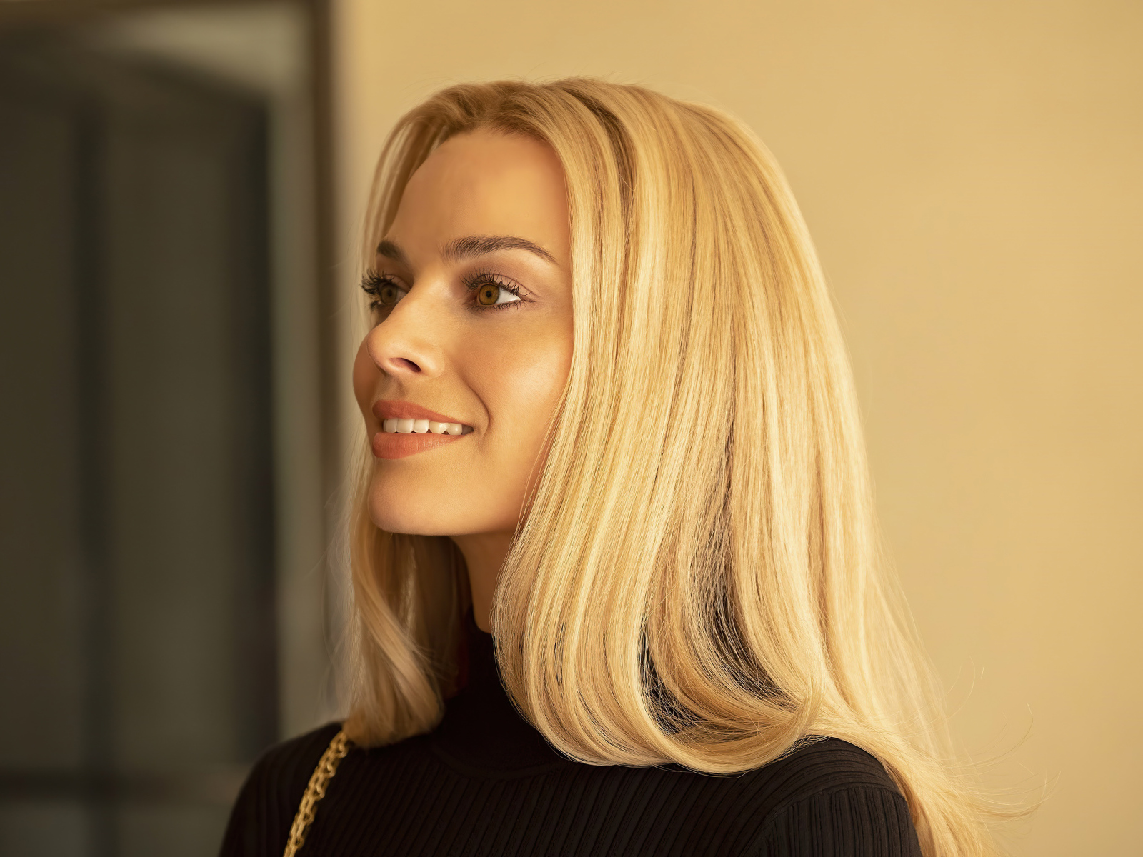 Улыбающаяся блондинка, актриса Марго Робби с карими  глазами