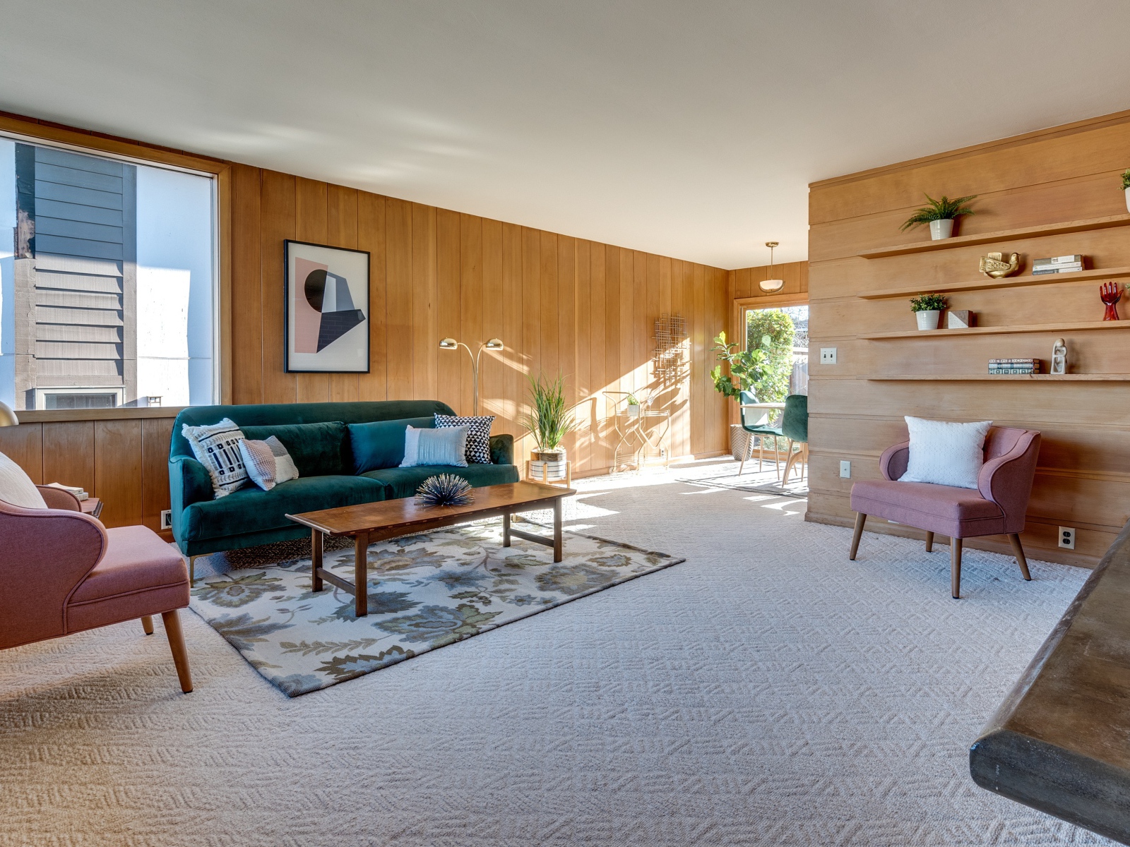 Просторная гостиная комната с деревяной мебелью 