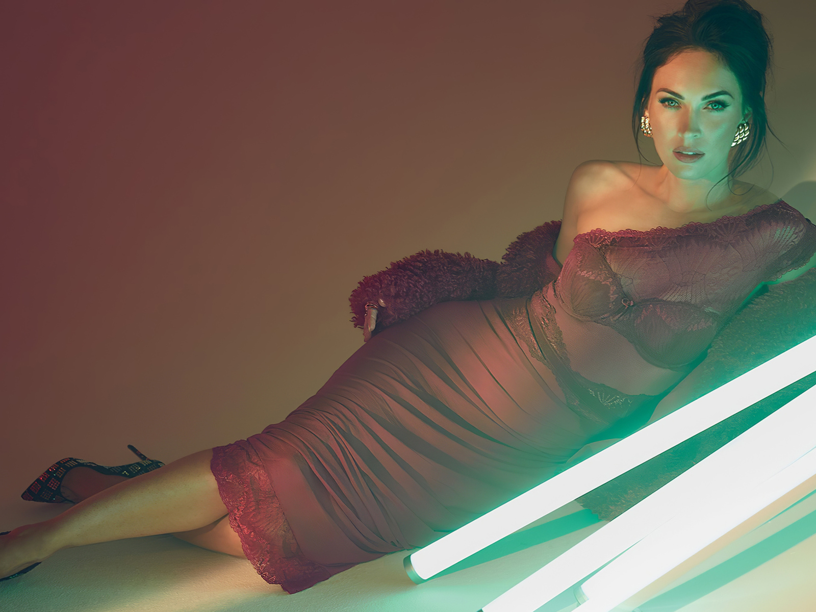 Эффектная актриса Меган Фокс  в красном платье