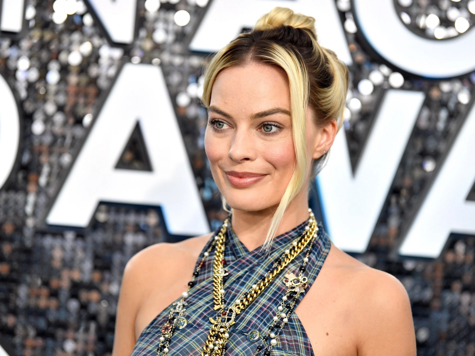 Стильная актриса Марго Робби с украшениями на шее 