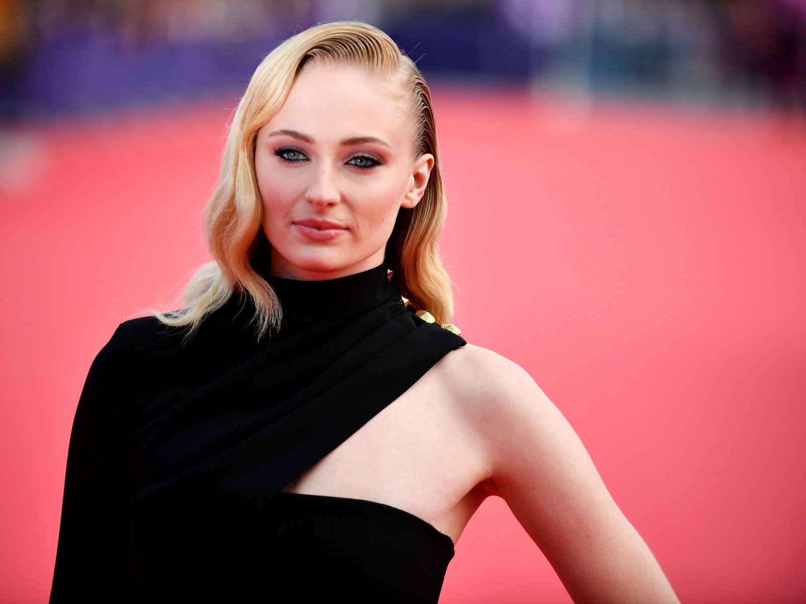 Стильная актриса Софи Тёрнер в черном наряде