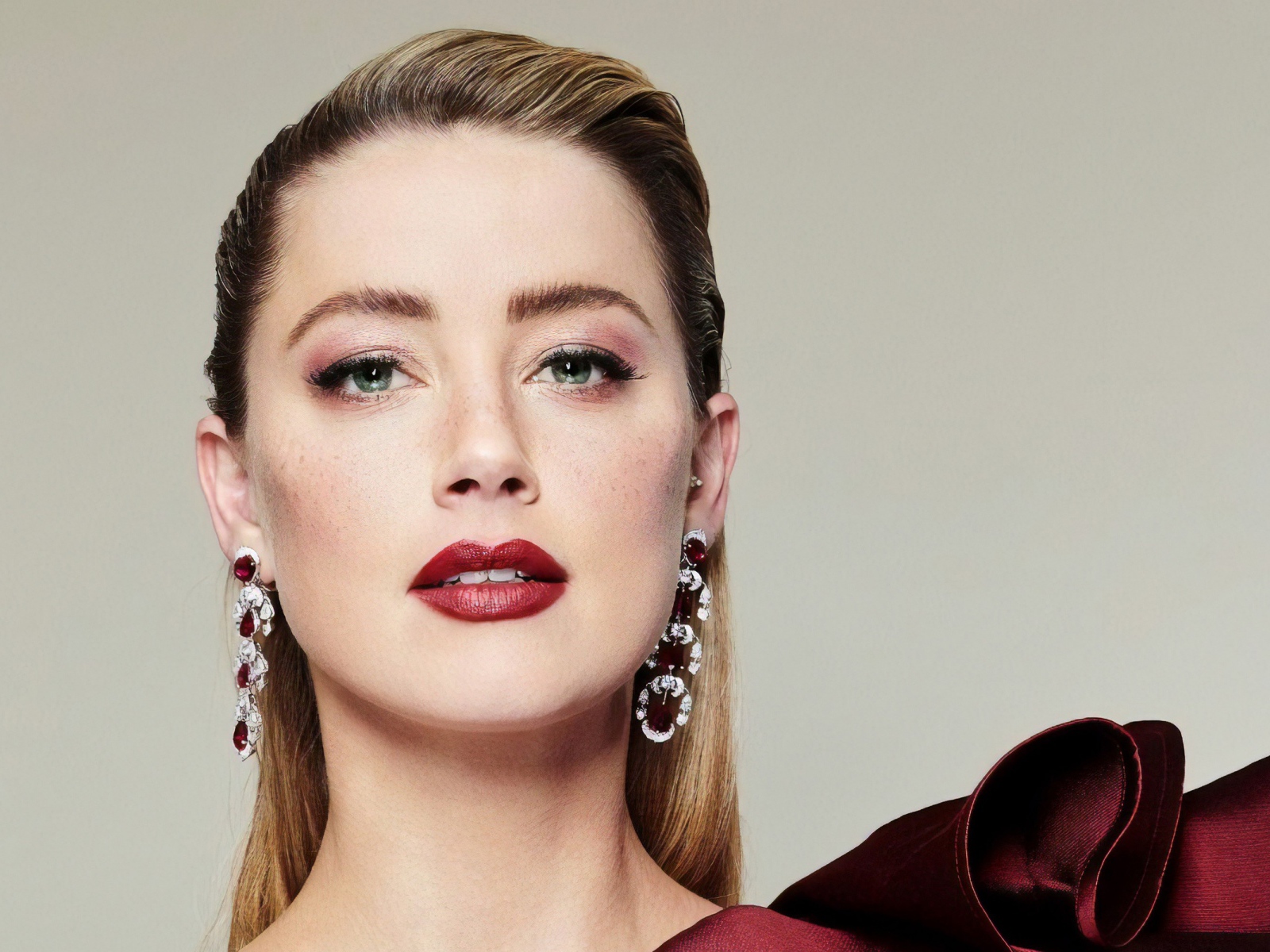 Стильная женщина, актриса Эмбер Хёрд с ярким макияжем