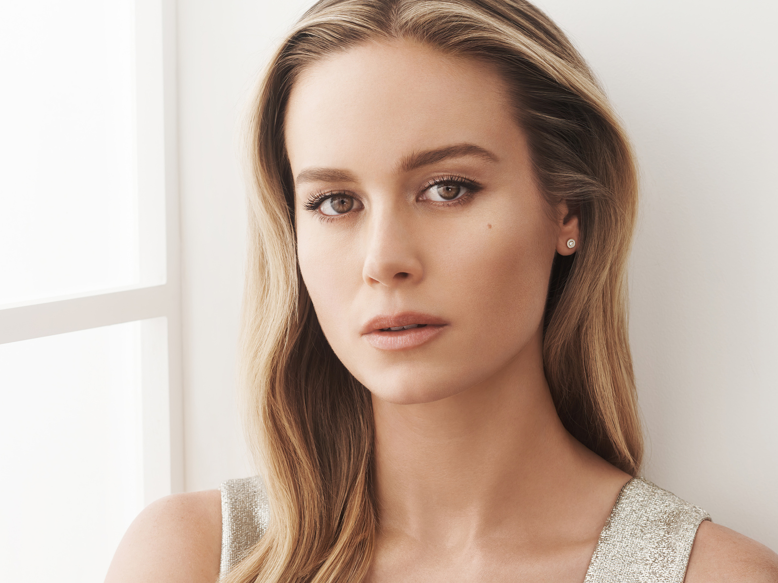 Милая Бри Ларсон стоит у окна