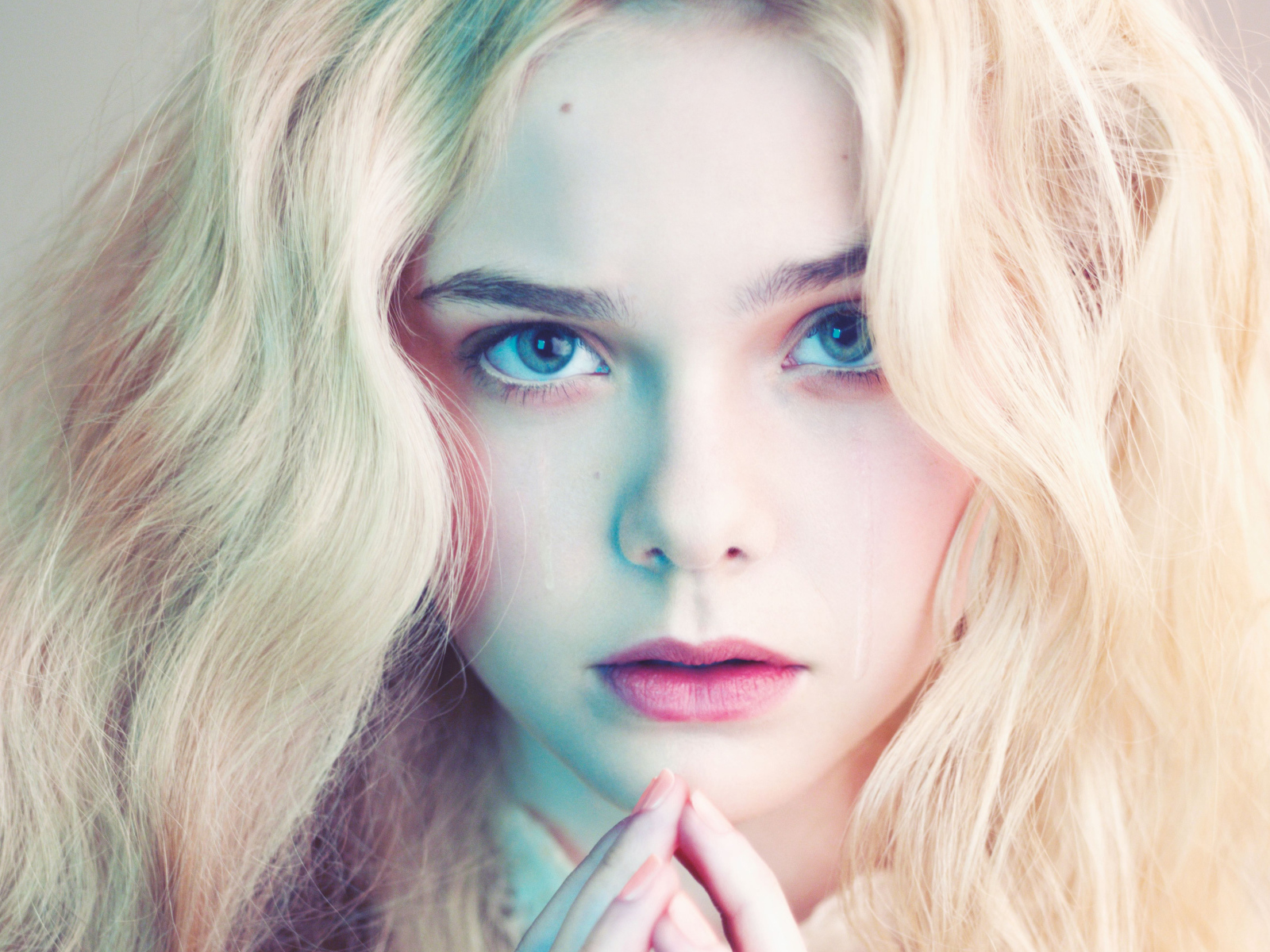 Нежная блондинка, актриса Эль Фэннинг лицо крупным планом