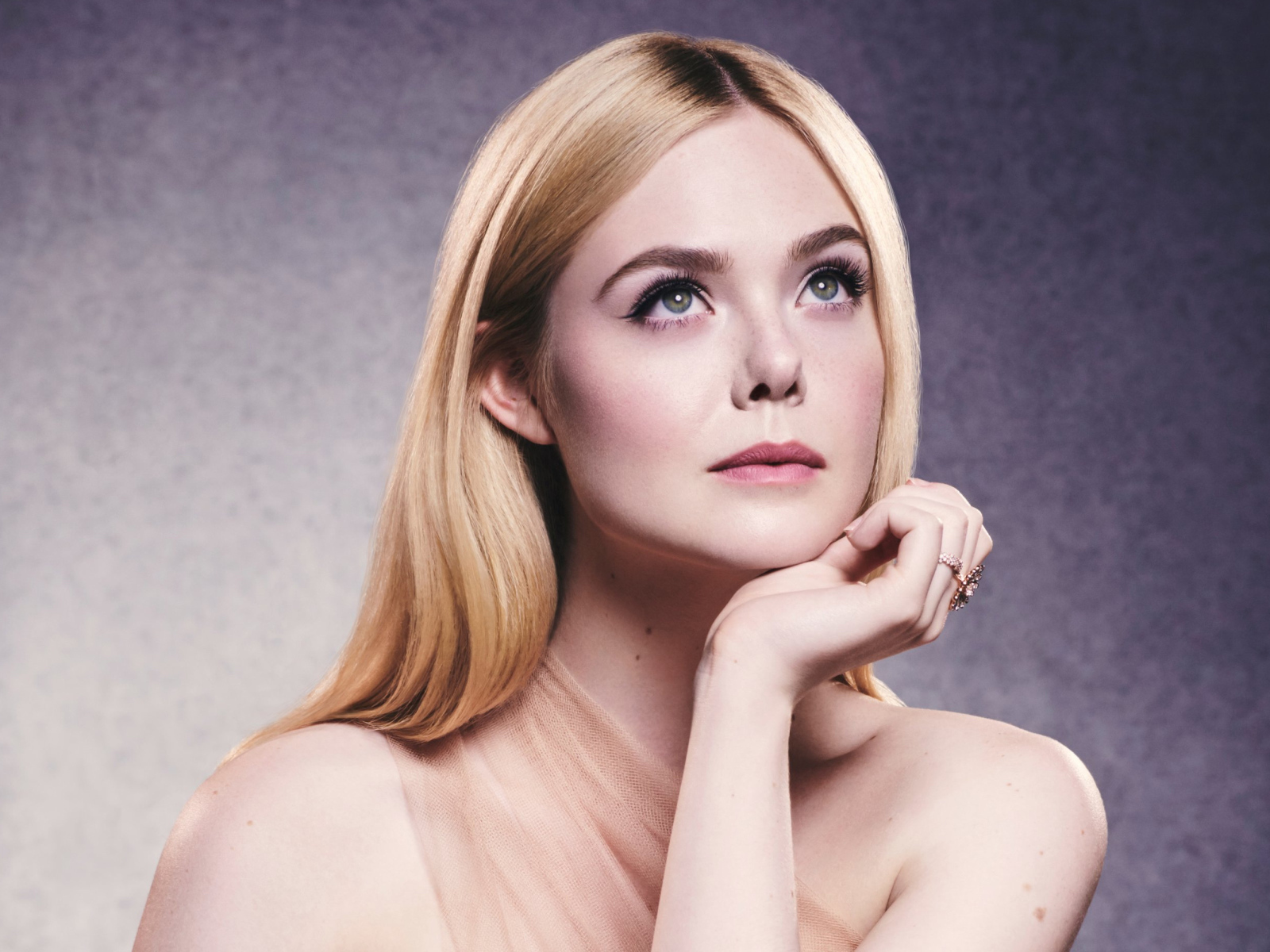 Нежная девушка, актриса Эль Фэннинг на сером фоне 