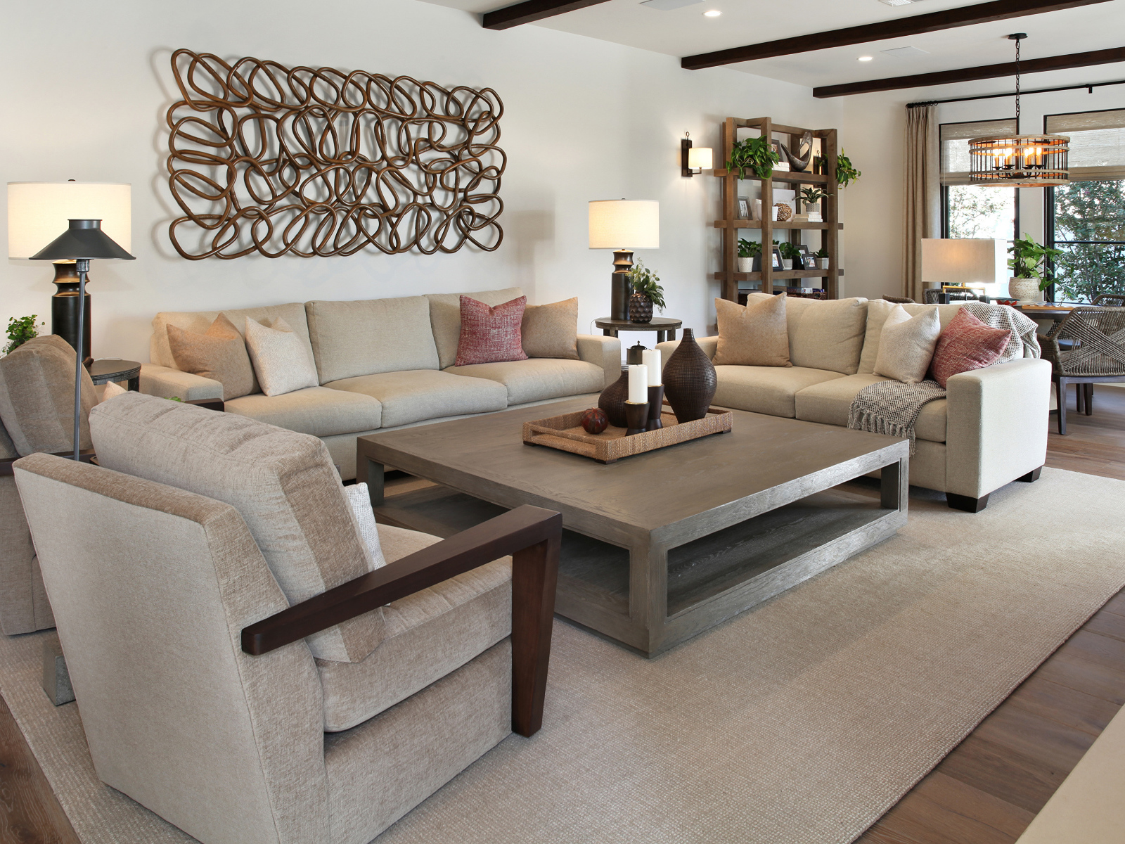 Мягкая мебель стоит в просторной светлой гостиной 