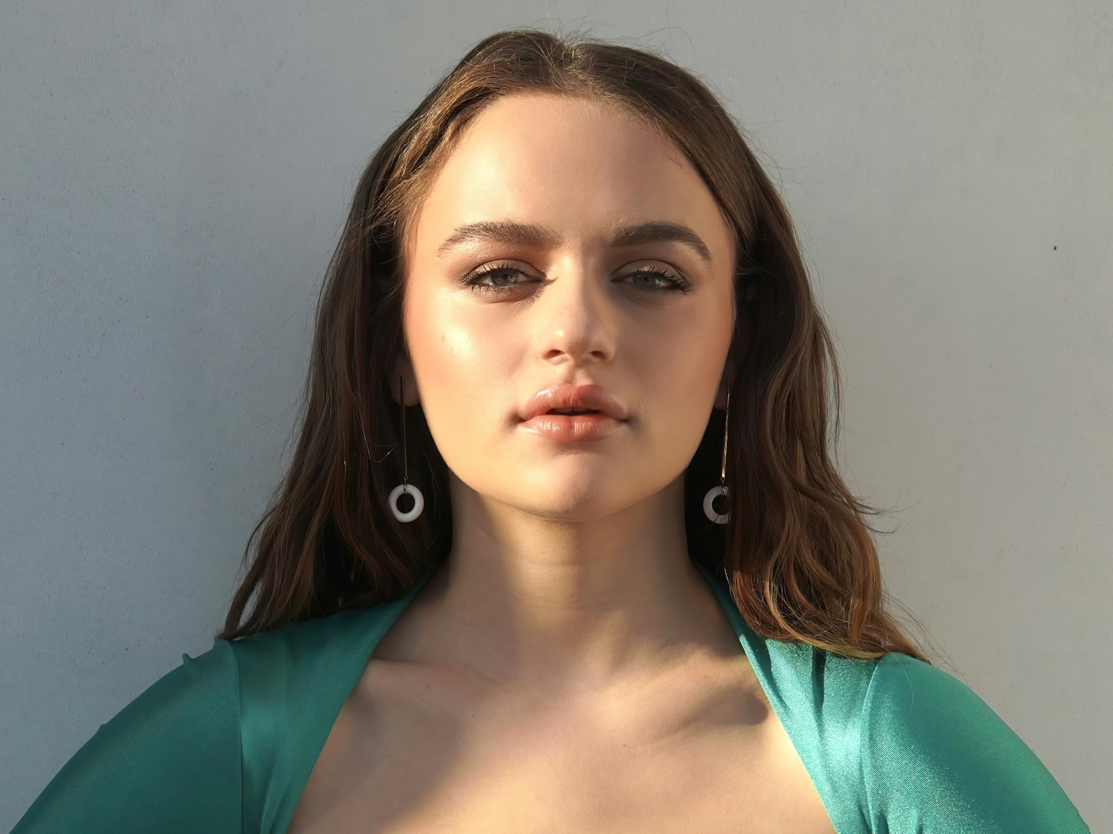 Молодая американская актриса Джои Кинг на сером фоне