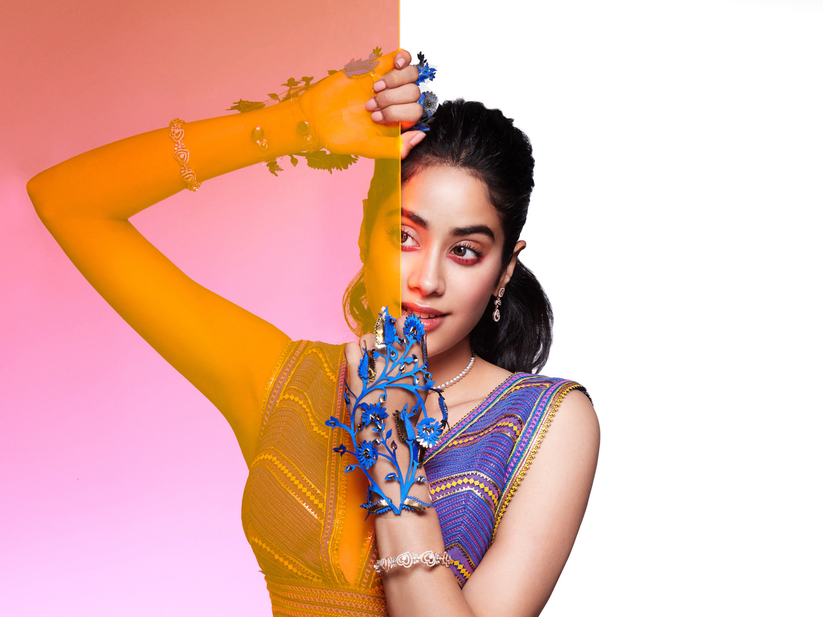 Молодая актриса болливуда Джанви Капур на белом фоне