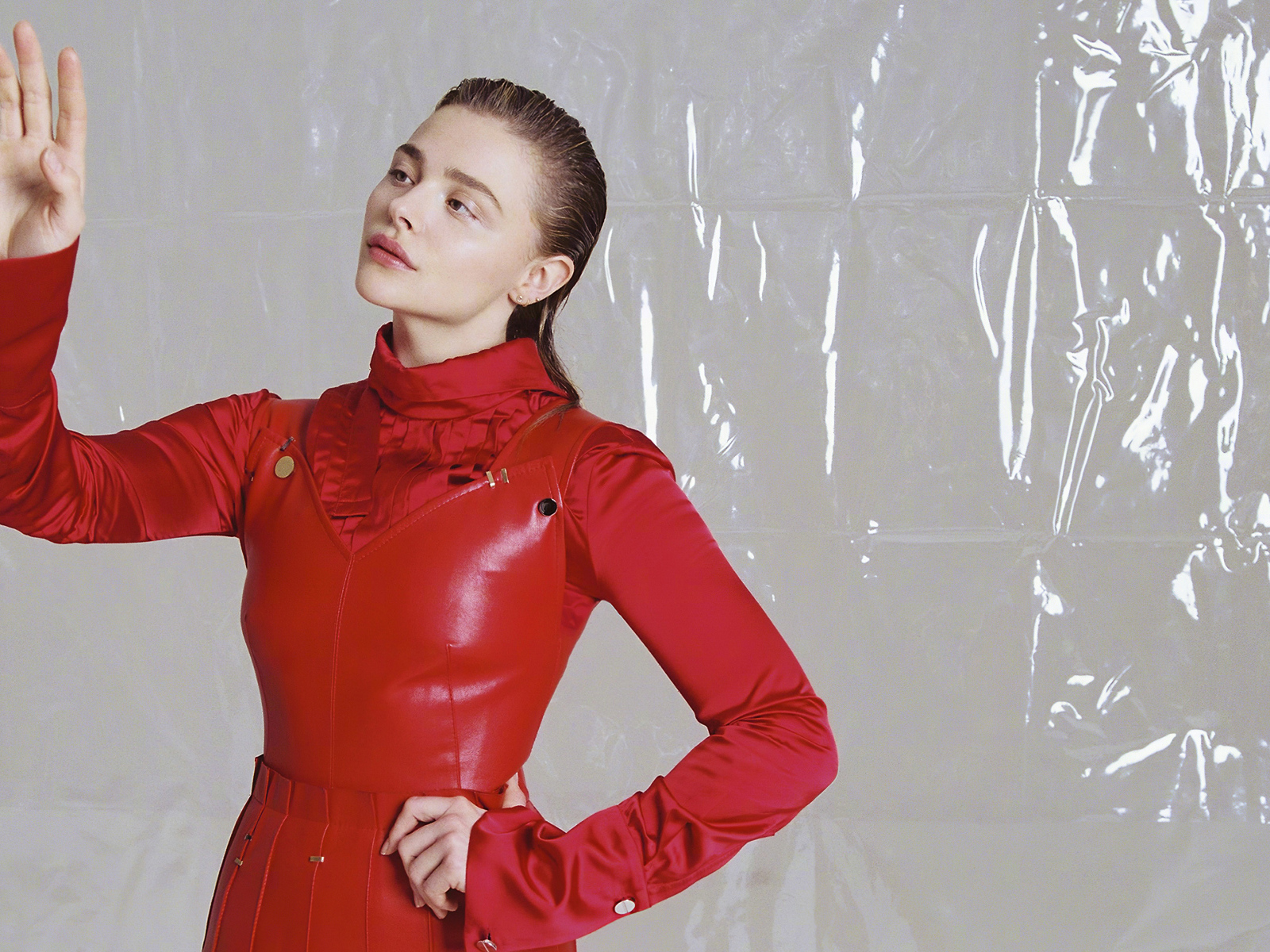 Молодая актриса Хлоя Грейс Морец в красном костюме