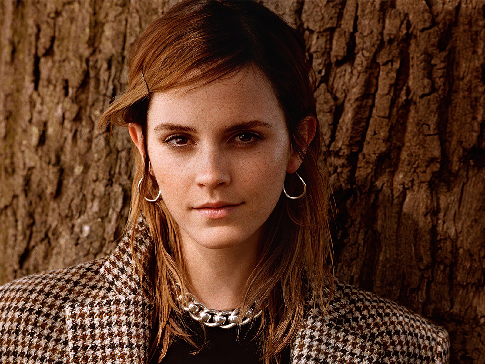 Молодая кареглазая девушка, актриса Эмма Уотсон у дерева